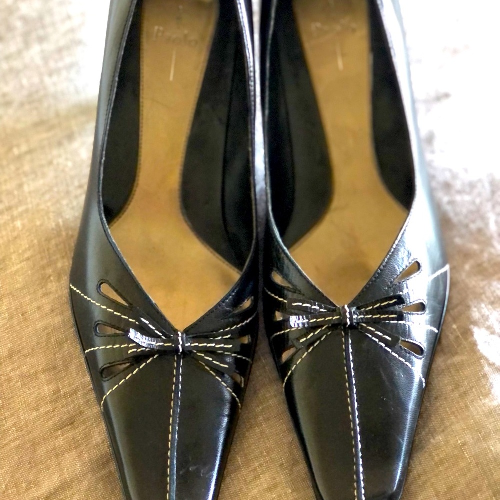 Vintage gorgeous Paolo Black Leather kitten heels 👠